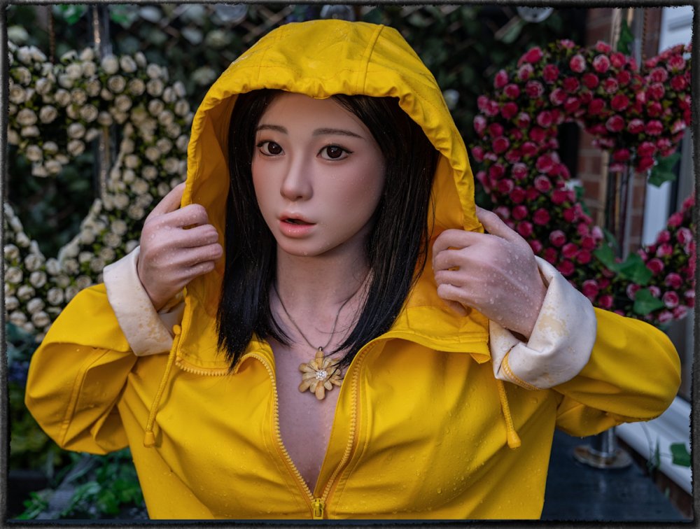 Lee Su yeon yellow raincoat 1 Resized 2.jpg