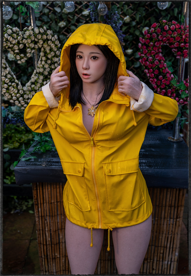 Lee Su yeon yellow raincoat 1 Resized 3.jpg